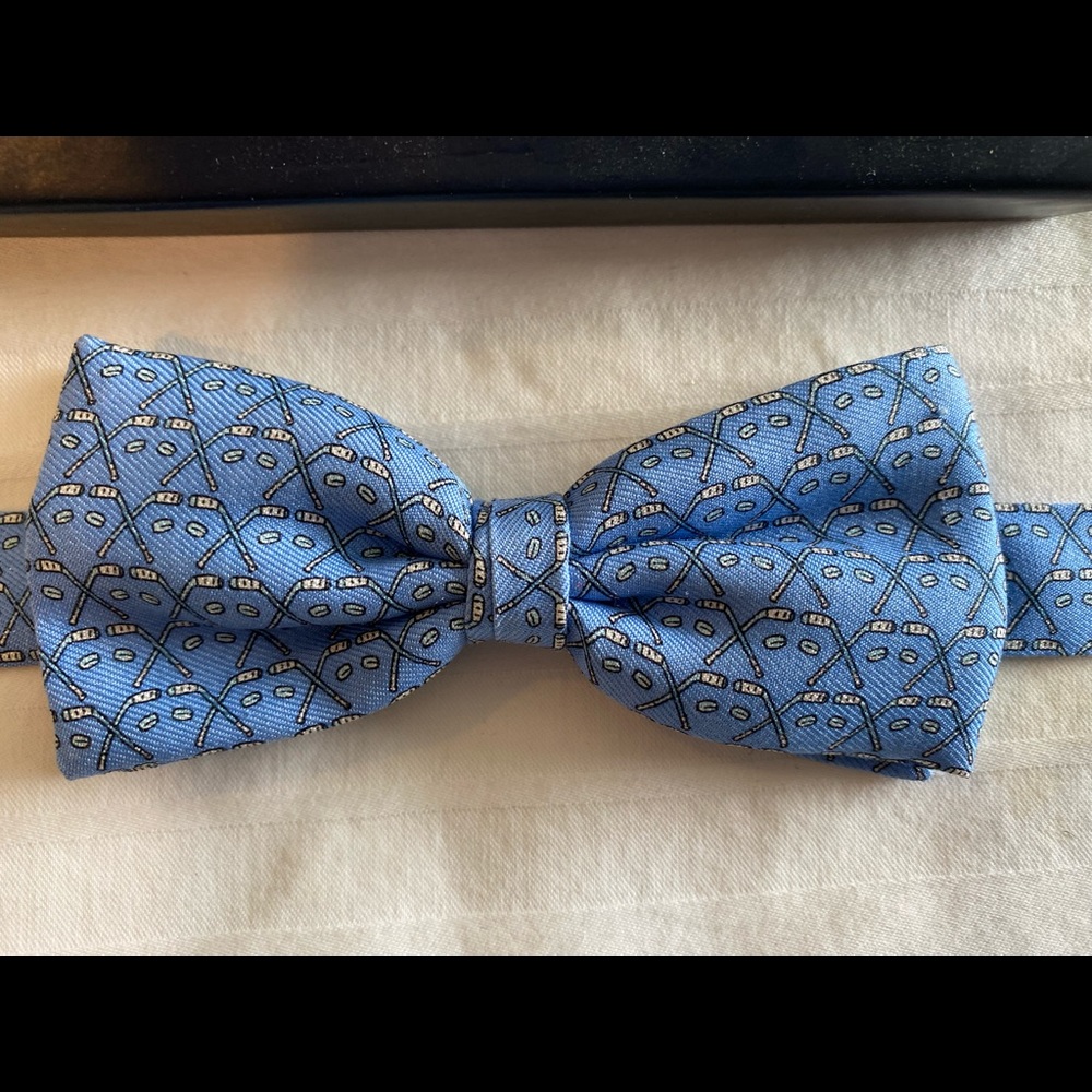Vineyard vines boys bowtie hockey sticks and pucks
